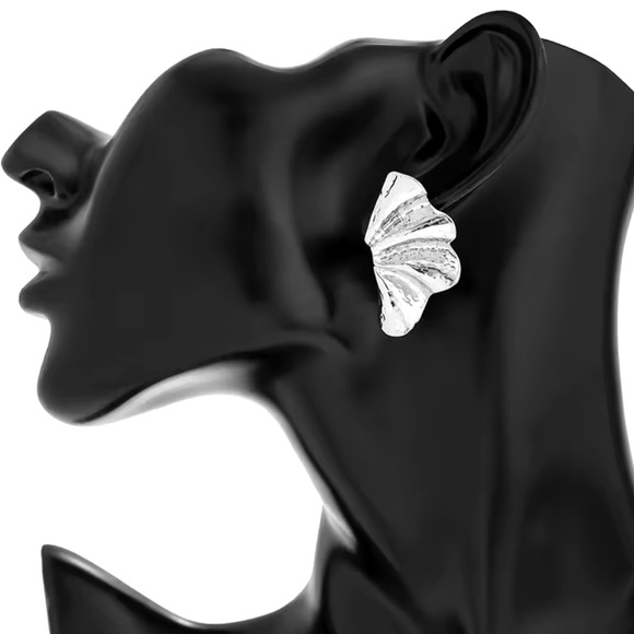 Esme - Silver Maple Leaf Stud Earrings Trend 2024-2025 - Picture 6 of 9